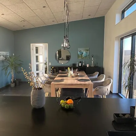 Villa Modern For A Spring Getaway *