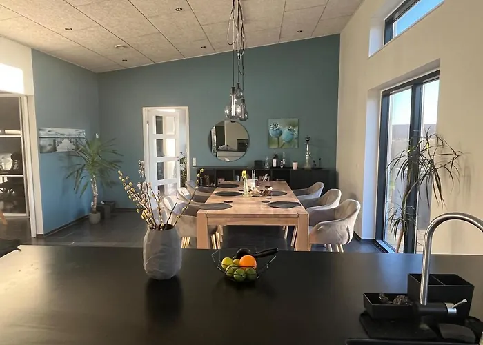 Villa Modern For A Spring Getaway *